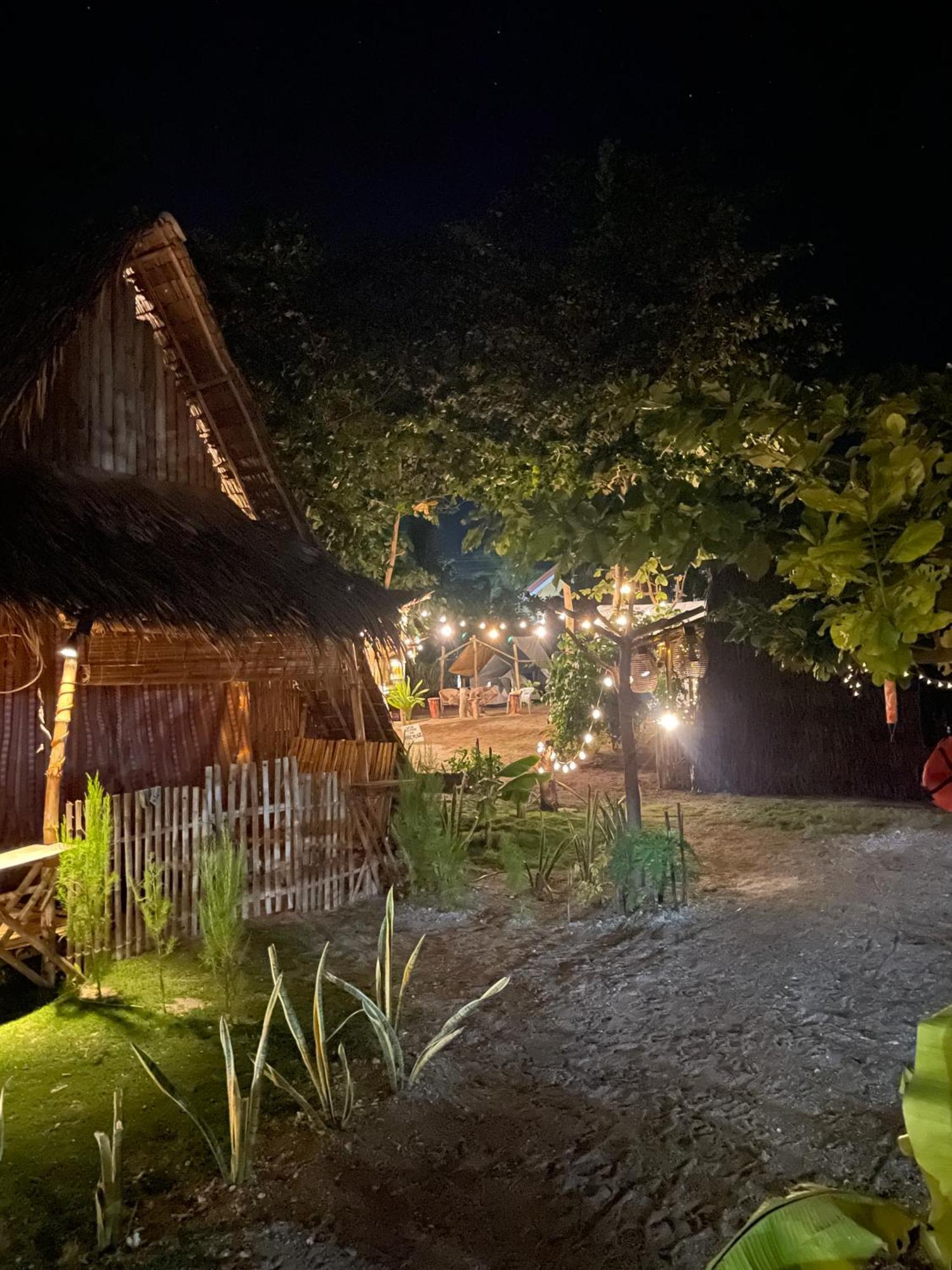 Хостел Tribal Huts Community Daanbantayan Экстерьер фото