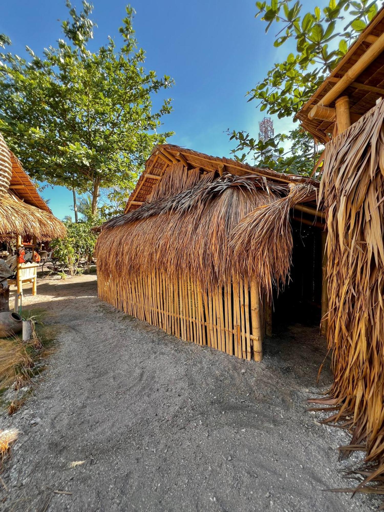 Хостел Tribal Huts Community Daanbantayan Экстерьер фото